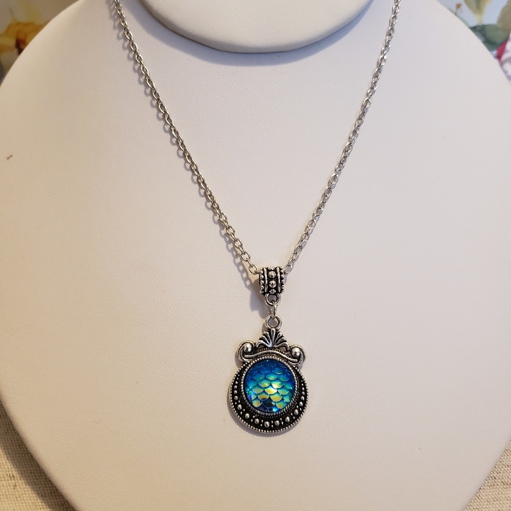 ⚡CLEARANCE⚡ Ocean Blue Mermaid Scale Pendant NK - Picture 3 of 8